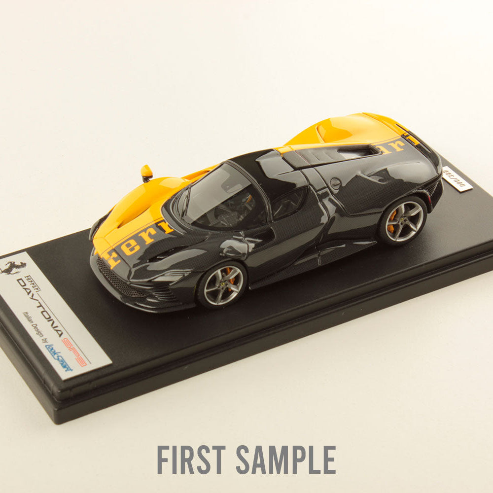 Modèle Réduit Ferrari - Daytona Sp3 Closed Roof Special Livery 2022 With Showcase Giallo Modena Shiny Carbon Modèle Réduit Ferrari - Daytona Sp3 Closed Roof Special Livery 2022 With Showcase Giallo Modena Shiny Carbon