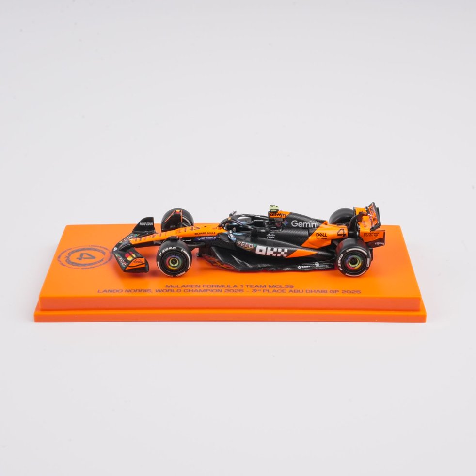 Scale 1:64 Lando Norris Abu Dhabi GP 2025 World Champion McLaren MCL39 With Figurine & Pitboards- 1:64 Minichamps Model Car