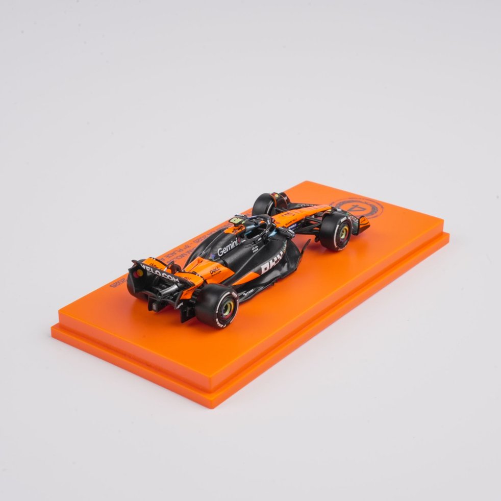 Scale 1:64 Lando Norris Abu Dhabi GP 2025 World Champion McLaren MCL39 With Figurine & Pitboards- 1:64 Minichamps Model Car