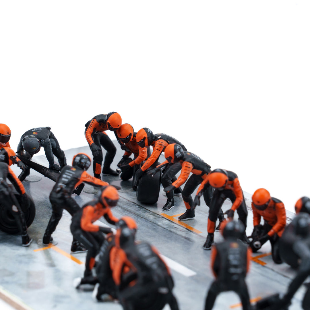 McLaren MCL39 2025 Abu Dhabi GP 1:64 Pit Stop Diorama Crew Figure Set - Minichamps