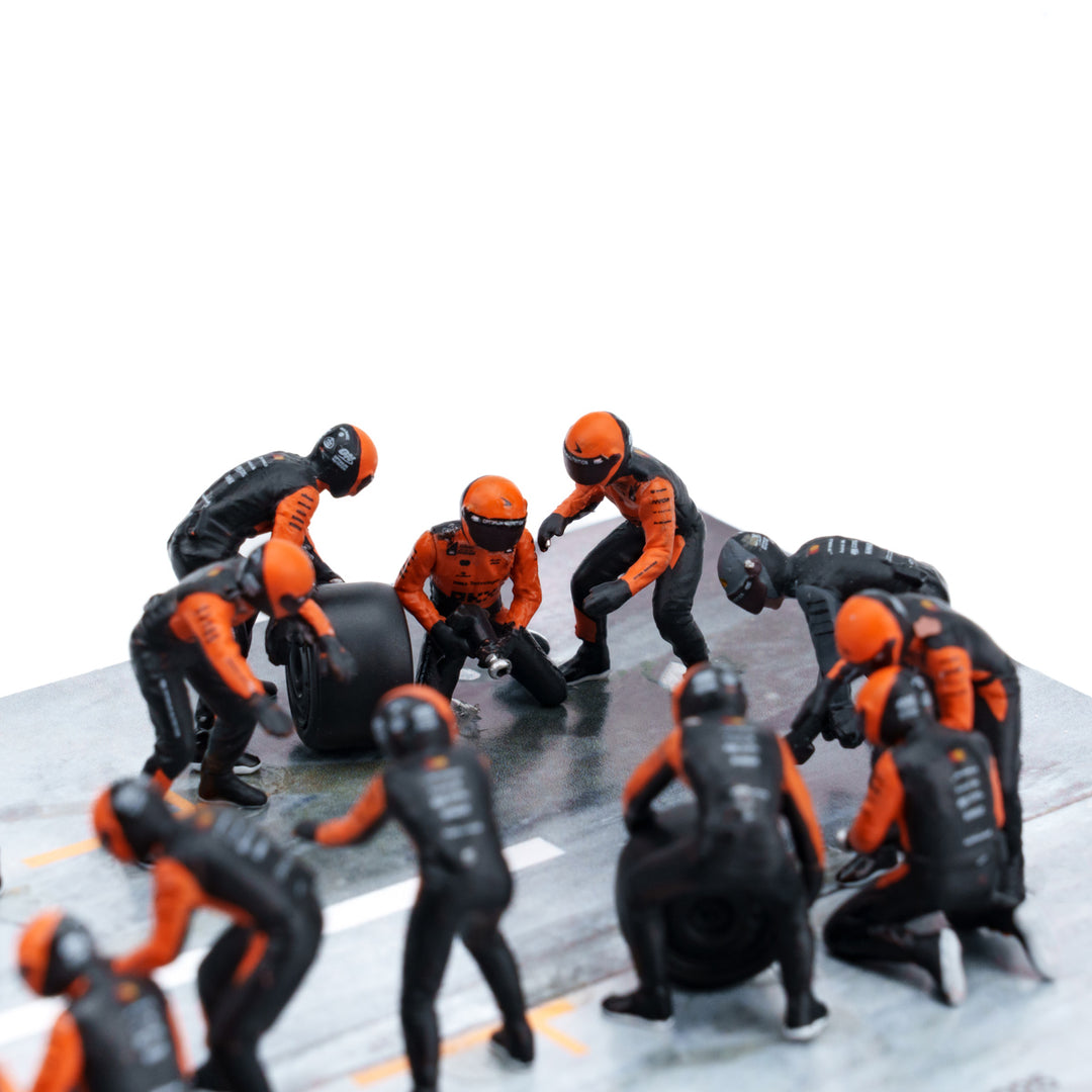 McLaren MCL39 2025 Abu Dhabi GP 1:64 Pit Stop Diorama Crew Figure Set - Minichamps
