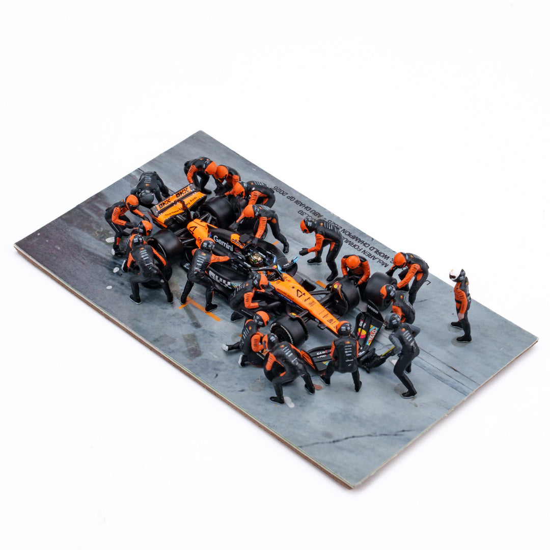 McLaren MCL39 2025 Abu Dhabi GP 1:64 Pit Stop Diorama Crew Figure Set - Minichamps
