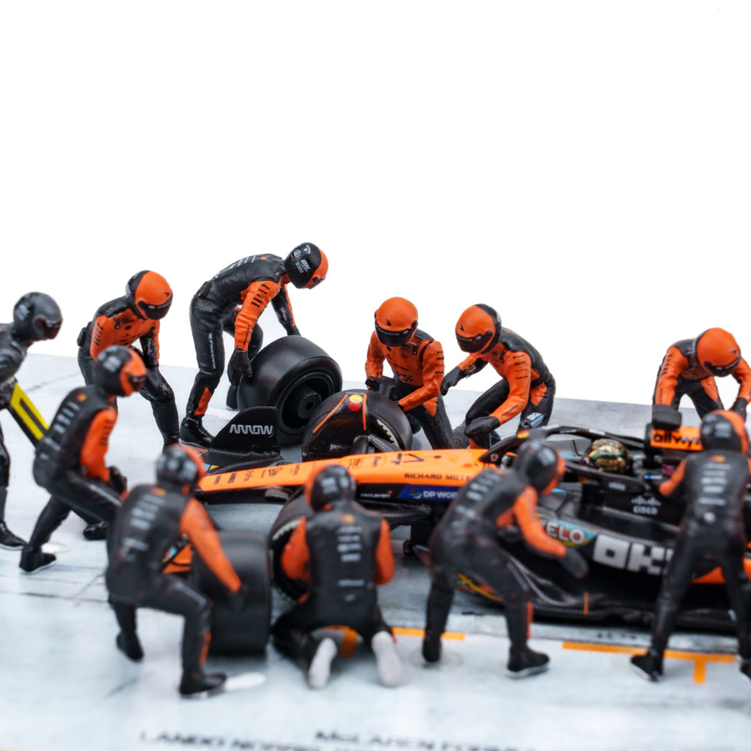 McLaren MCL39 2025 Abu Dhabi GP 1:64 Pit Stop Diorama Crew Figure Set - Minichamps
