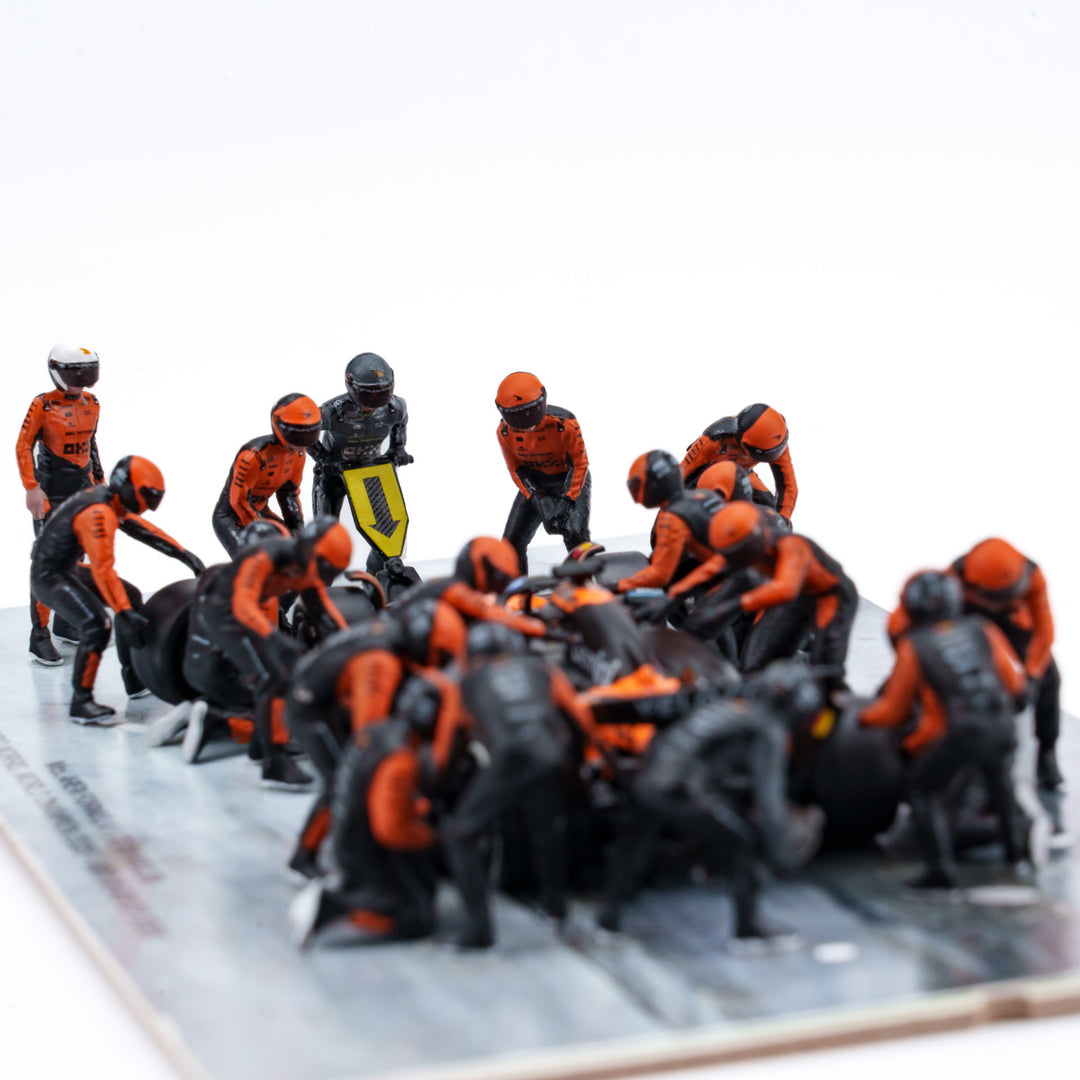 McLaren MCL39 2025 Abu Dhabi GP 1:64 Pit Stop Diorama Crew Figure Set - Minichamps