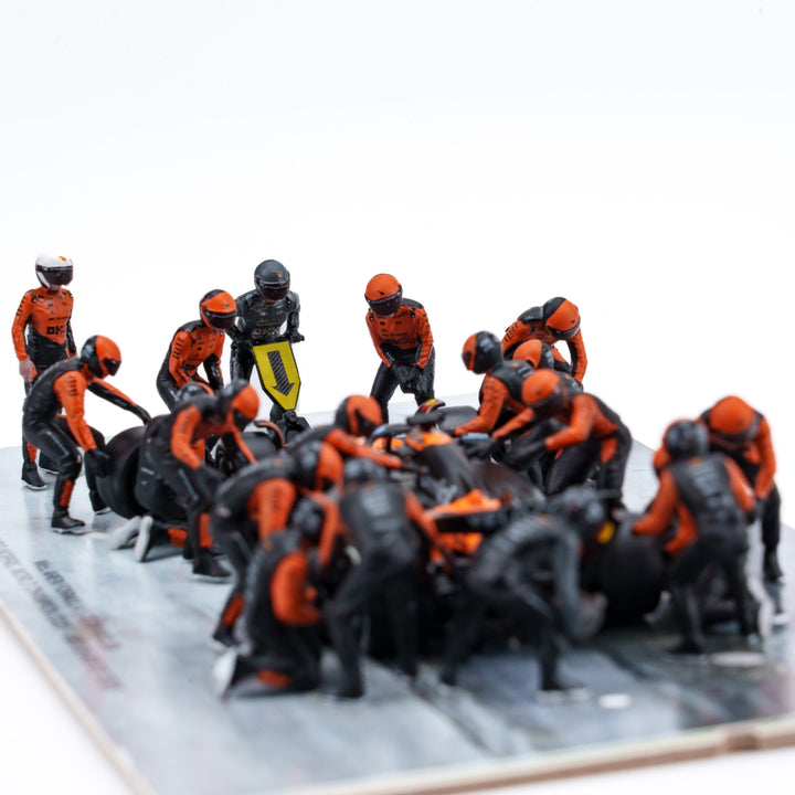 McLaren MCL39 2025 Abu Dhabi GP 1:64 Pit Stop Diorama Crew Figure Set - Minichamps