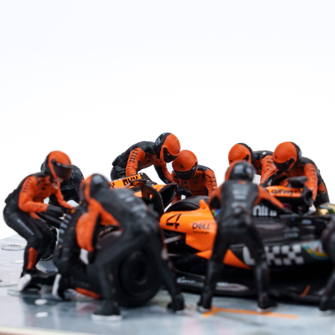 McLaren MCL39 2025 Abu Dhabi GP 1:64 Pit Stop Diorama Crew Figure Set - Minichamps