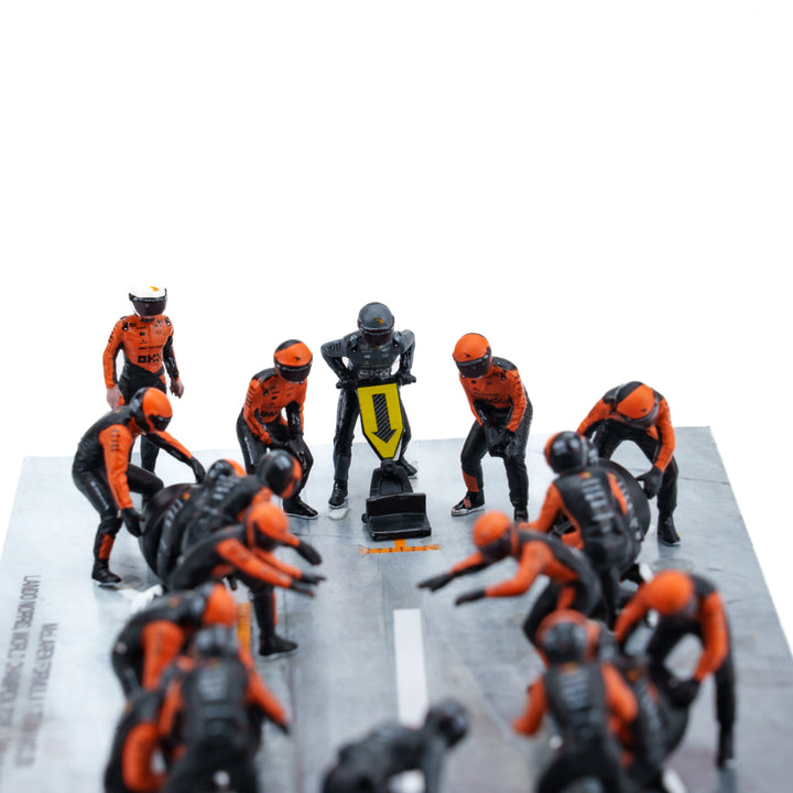 McLaren MCL39 2025 Abu Dhabi GP 1:64 Pit Stop Diorama Crew Figure Set - Minichamps
