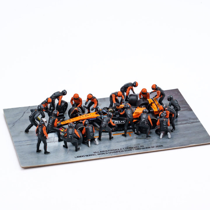 McLaren MCL39 2025 Abu Dhabi GP 1:64 Pit Stop Diorama Crew Figure Set - Minichamps