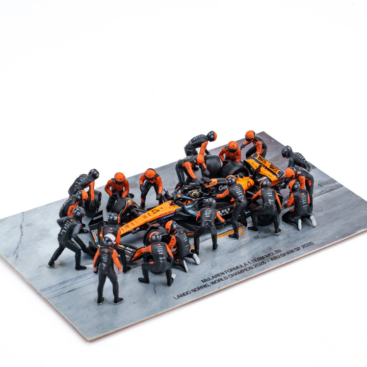 McLaren MCL39 2025 Abu Dhabi GP 1:64 Pit Stop Diorama Crew Figure Set - Minichamps