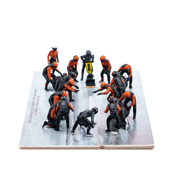 McLaren MCL39 2025 Abu Dhabi GP 1:64 Pit Stop Diorama Crew Figure Set - Minichamps