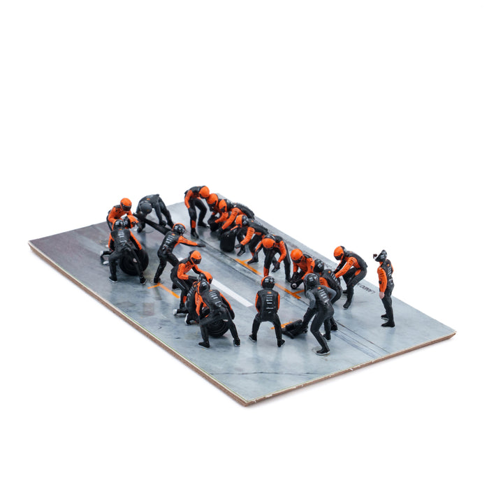 McLaren MCL39 2025 Abu Dhabi GP 1:64 Pit Stop Diorama Crew Figure Set - Minichamps