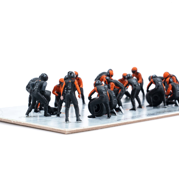 McLaren MCL39 2025 Abu Dhabi GP 1:64 Pit Stop Diorama Crew Figure Set - Minichamps