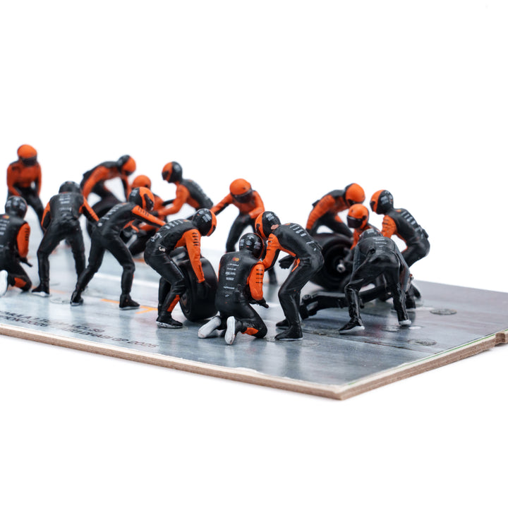 McLaren MCL39 2025 Abu Dhabi GP 1:64 Pit Stop Diorama Crew Figure Set - Minichamps