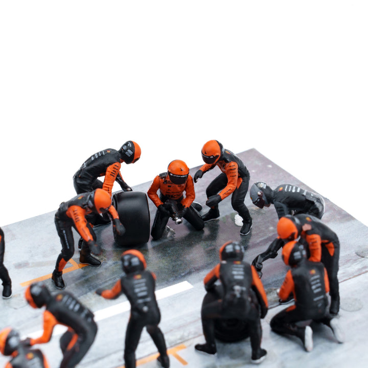 McLaren MCL39 2025 Abu Dhabi GP 1:64 Pit Stop Diorama Crew Figure Set - Minichamps