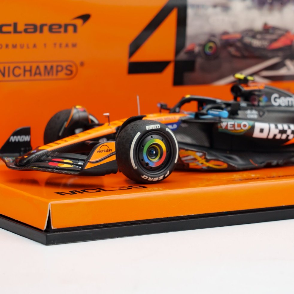 Lando Norris Abu Dhabi GP 2025 World Champion McLaren MCL39 With Figurine &amp; Pitboards - Minichamps Model Car 1:43-1:18-1:12 Scale