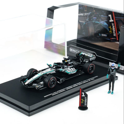 Scale 1:64 George Russell Sprint victory Chinese GP 2026 Mercedes W17 With Figurine & Pitboards- 1:64 Minichamps Model Car