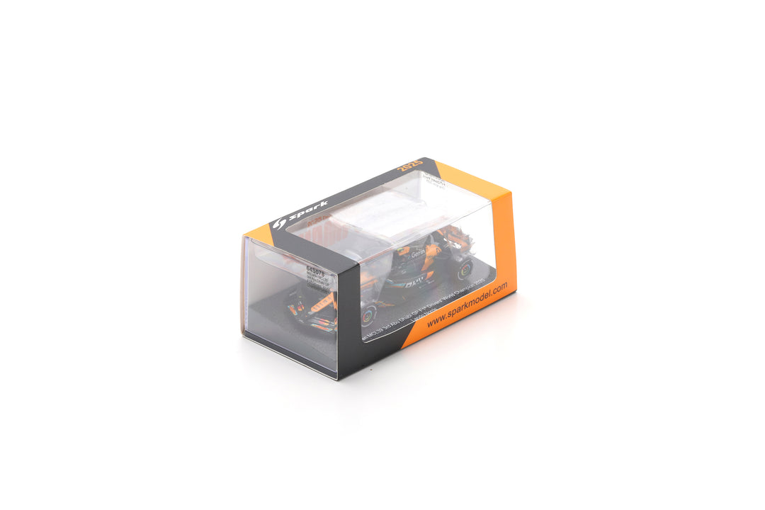 Scale 1:64 Lando Norris Abu Dhabi GP 2025 F1 World Champion McLaren MCL39 With Pitboard - Spark 1:64 Model