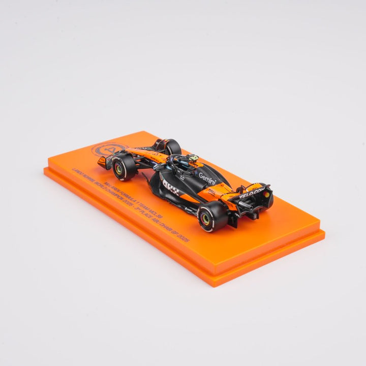 Scale 1:64 Lando Norris Abu Dhabi GP 2025 World Champion McLaren MCL39 With Figurine & Pitboards- 1:64 Minichamps Model Car