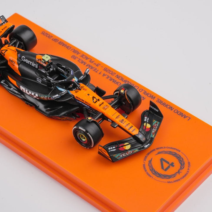 Scale 1:64 Lando Norris Abu Dhabi GP 2025 World Champion McLaren MCL39 With Figurine & Pitboards- 1:64 Minichamps Model Car
