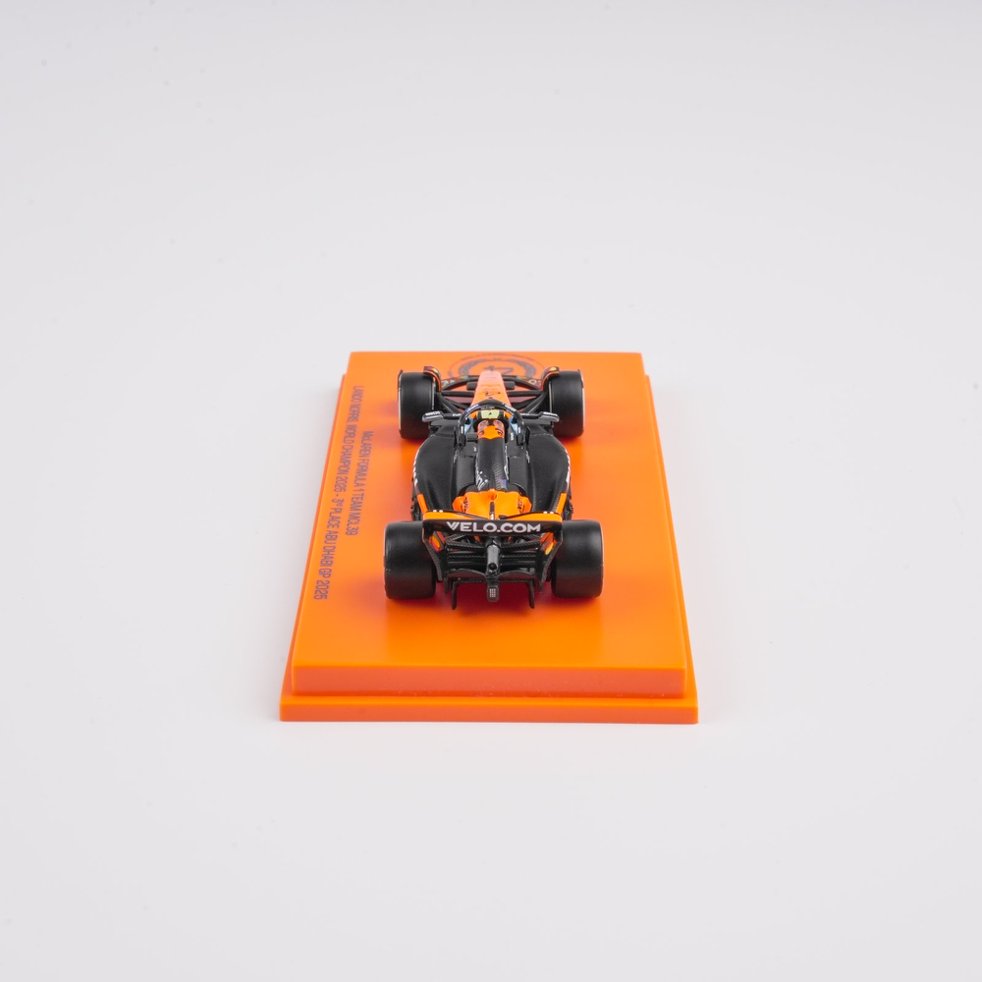 Scale 1:64 Lando Norris Abu Dhabi GP 2025 World Champion McLaren MCL39 With Figurine & Pitboards- 1:64 Minichamps Model Car