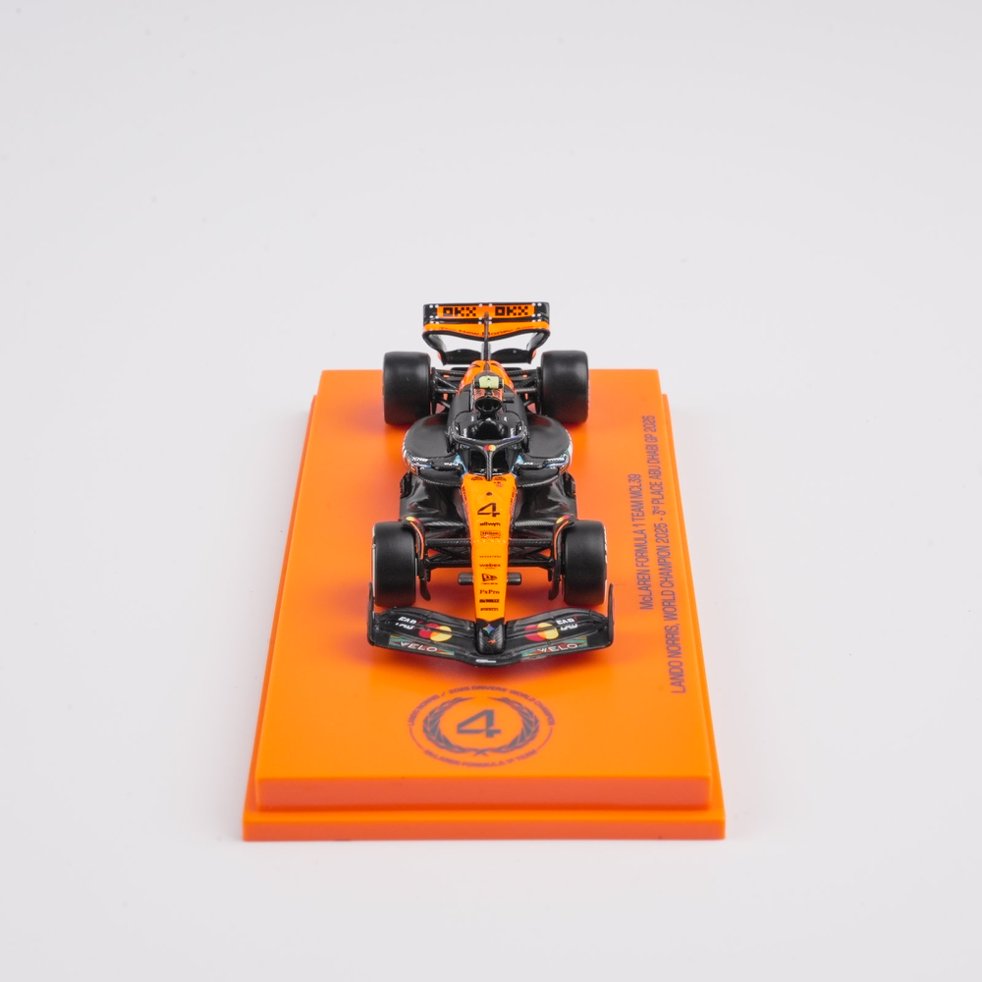 Scale 1:64 Lando Norris Abu Dhabi GP 2025 World Champion McLaren MCL39 With Figurine & Pitboards- 1:64 Minichamps Model Car