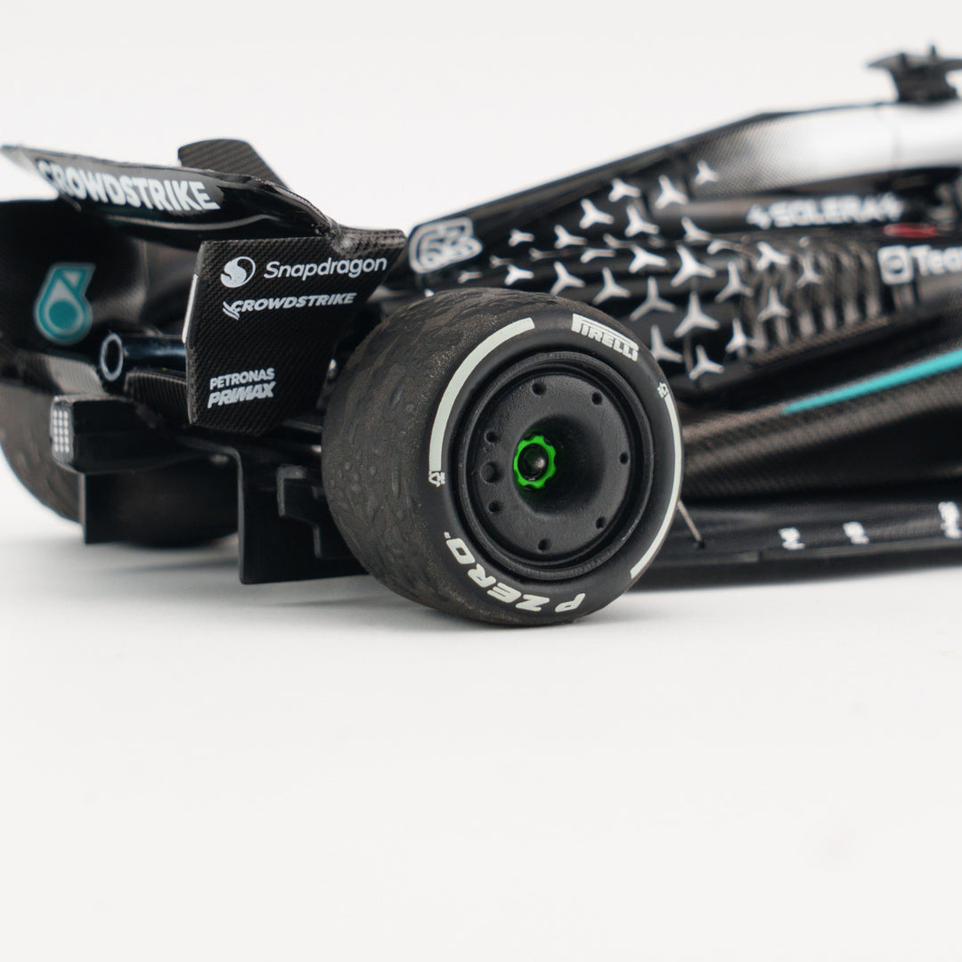 George Russell Winner Singapore GP 2025 Mercedes W16 With Figurine &amp; Pitboards- 1:43 Minichamps Model Car