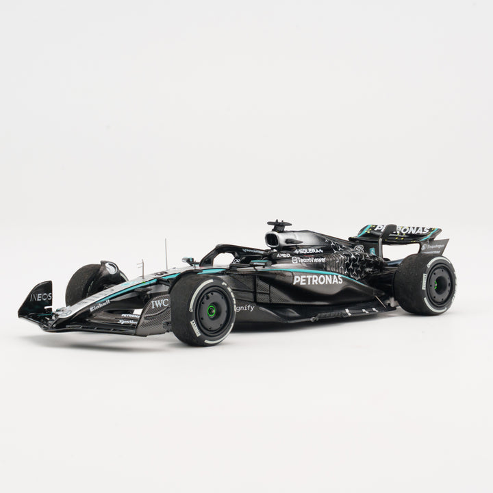 George Russell Winner Singapore GP 2025 Mercedes W16 With Figurine &amp; Pitboards- 1:43 Minichamps Model Car