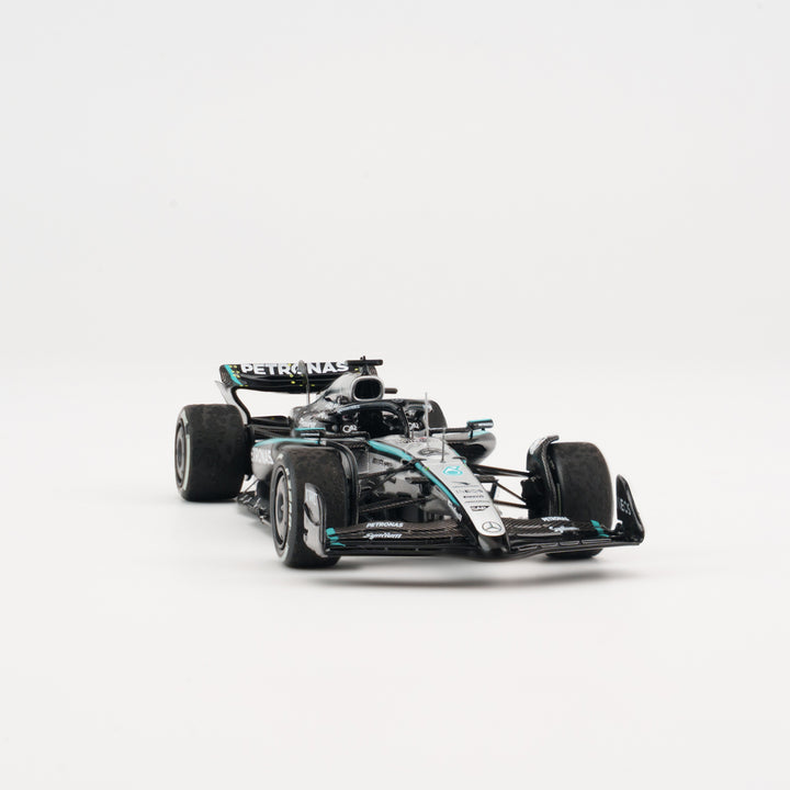 George Russell Winner Singapore GP 2025 Mercedes W16 With Figurine &amp; Pitboards- 1:43 Minichamps Model Car