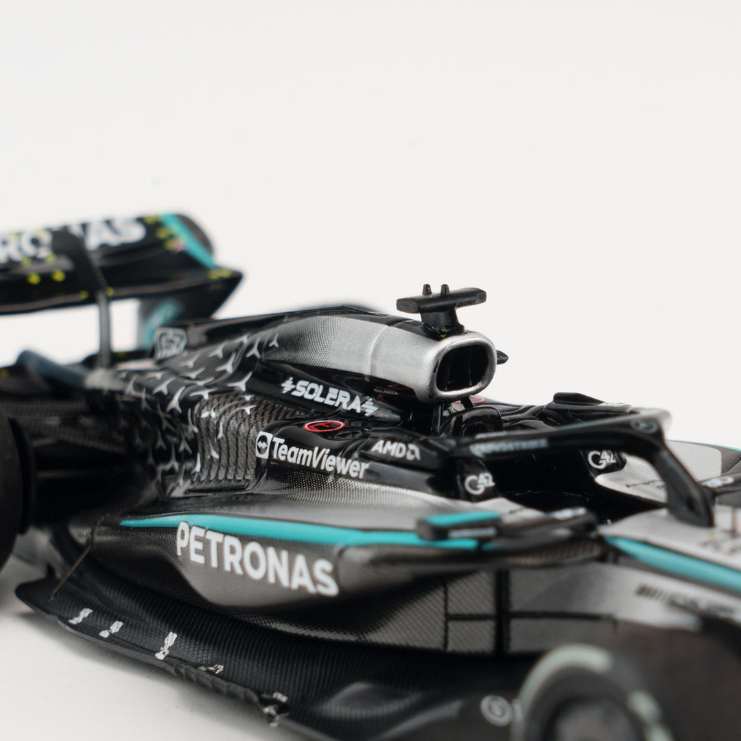 George Russell Winner Singapore GP 2025 Mercedes W16 With Figurine &amp; Pitboards- 1:43 Minichamps Model Car