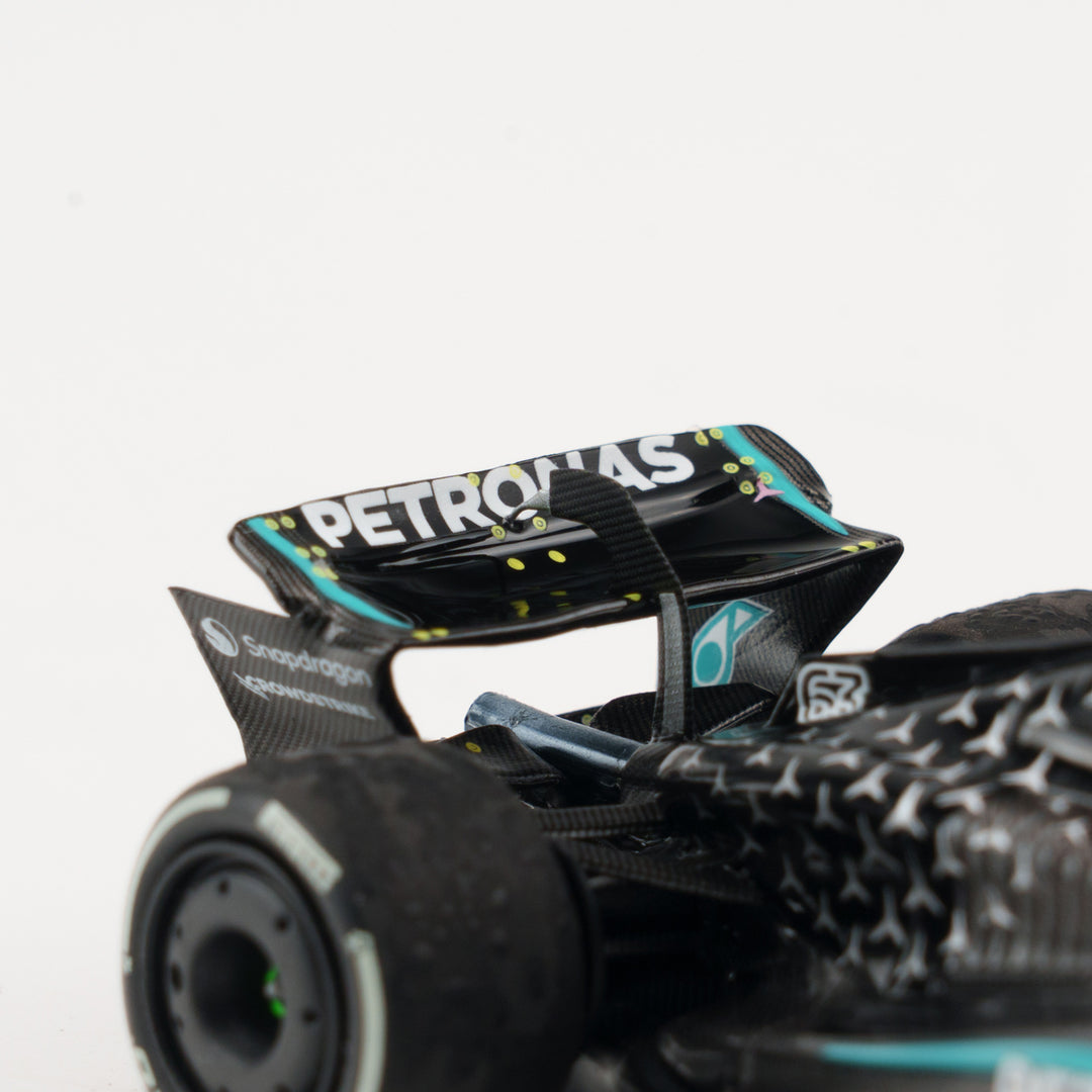 George Russell Winner Singapore GP 2025 Mercedes W16 With Figurine &amp; Pitboards- 1:43 Minichamps Model Car
