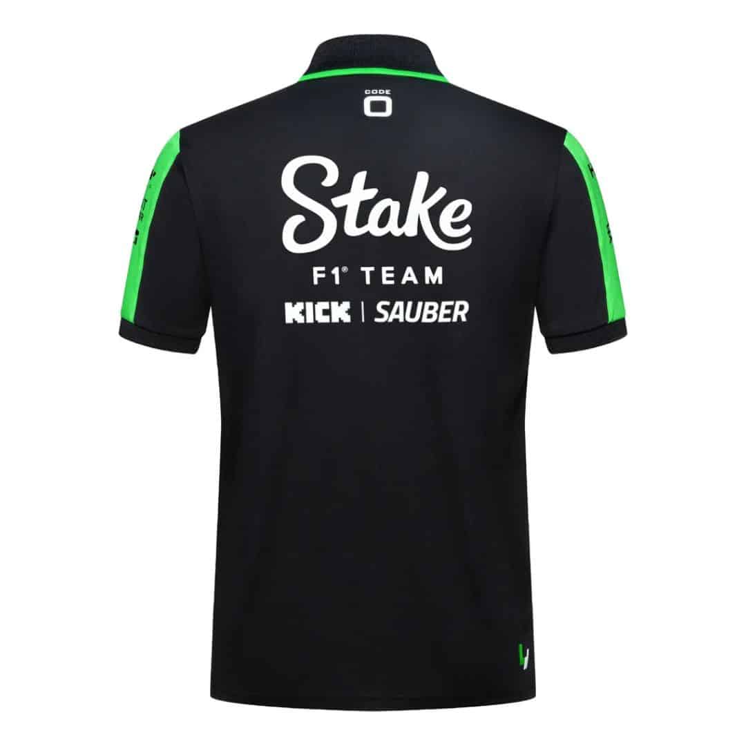 Polo officiel de la Stake F1 Team porté par un pilote